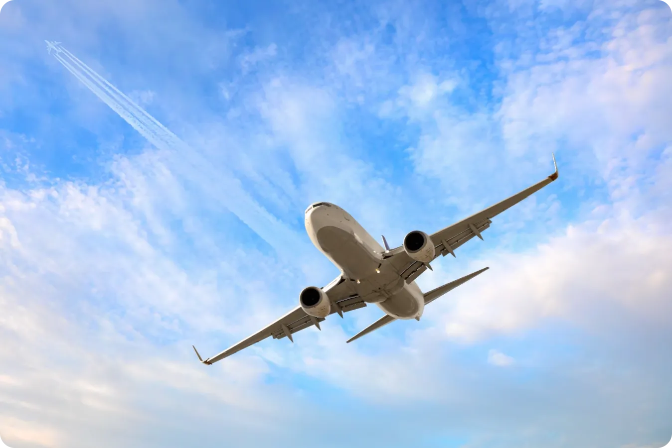 Avión de carga en vuelo