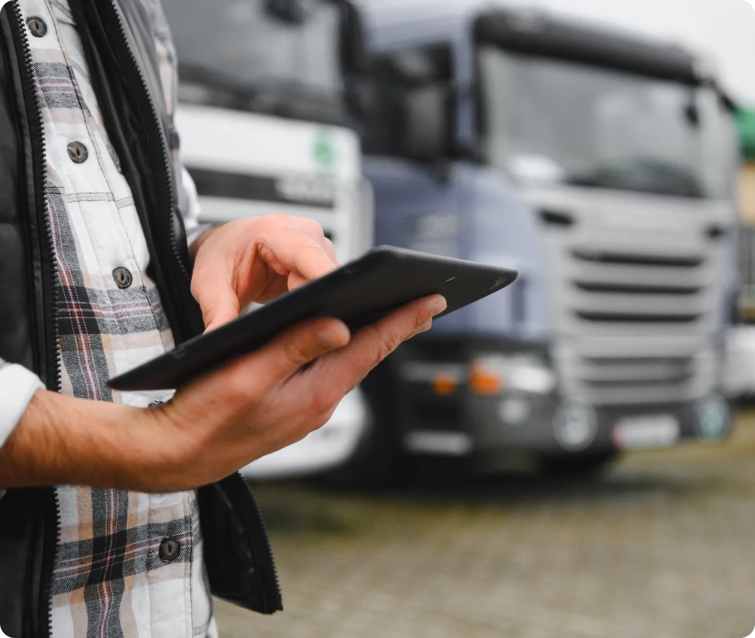 Especialista gestionando operaciones de comercio internacional